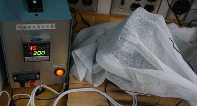 進行堵轉測試中的馬達。以紗布覆蓋并不是為了防泄密,而是標淮的測試流程,其目的是模擬實際居家環境中,馬達周邊可能會有易燃的材質 進行堵轉測試中的馬達。以紗布覆蓋并不是為了防泄密,而是標淮的測試流程,其目的是模擬實際居家環境中,馬達周邊可能會有易燃的材質