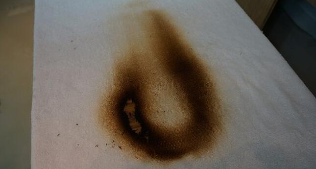 又是一款測試未過的產品,不過基于保密原則,只能展示被燒毀的紗布。 又是一款測試未過的產品,不過基于保密原則,只能展示被燒毀的紗布。