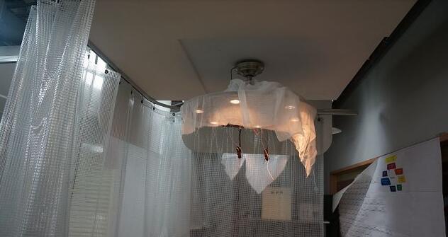 正在進行堵轉測試的天花板吊扇燈具,同樣會覆蓋紗布,其實這紗布也有學問,因為連紗布的材質、網目數都有嚴格規定。 正在進行堵轉測試的天花板吊扇燈具,同樣會覆蓋紗布,其實這紗布也有學問,因為連紗布的材質、網目數都有嚴格規定。