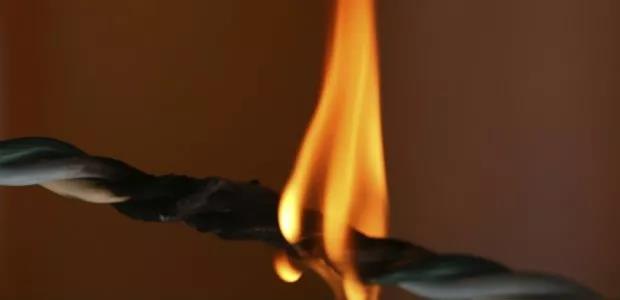 雖然含有鹵化成分的電纜絕緣和護(hù)套具有更好的阻燃性,但在遇火后會(huì)釋放具有毒性和腐蝕性的煙氣 雖然含有鹵化成分的電纜絕緣和護(hù)套具有更好的阻燃性,但在遇火后會(huì)釋放具有毒性和腐蝕性的煙氣